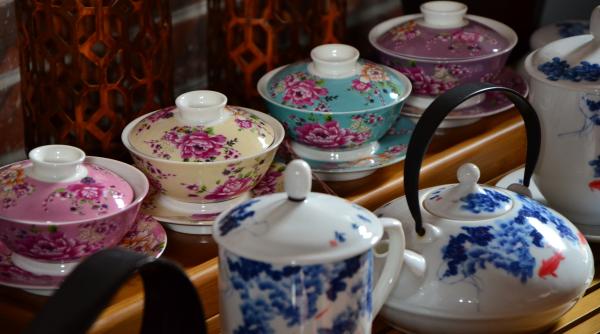 O familie s-a îmbogățit după ce a aflat că deținea o vază chinezească "extrem de rară". Aceasta data din secolul al XVIII-lea și a fost vândută cu 1,2 milioane de lire sterline