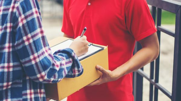 Românii care plătesc cash la curier vor fi monitorizați de ANAF