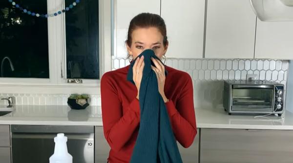 Scapă hainele de mirosuri neplăcute, fără să le speli: Trucuri ieftine și la îndemână, care îți vor ușura viața