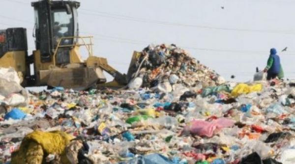 Amenzi de 100.000 de lei în Capitală. Depozite de gunoi ce măsurau între 2 şi 3 metri înălţime