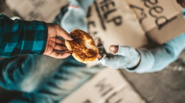 Copii, forțați să cerșească 10-12 ore pe zi. Polițiștii i-au prins pe românii care i-au terorizat