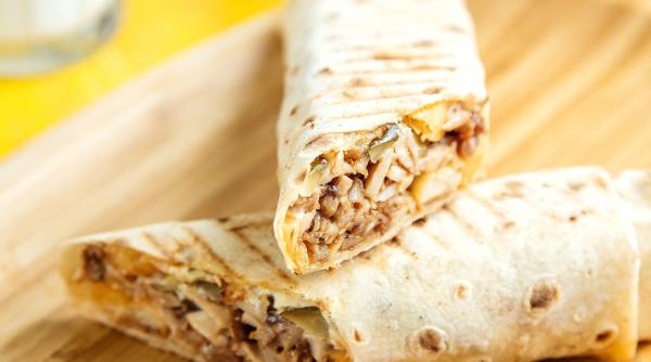 Nu știi ce să mai gătești? Încearcă shaorma de pui de casă. Rețeta asta e hit și nu o să mai cumperi vreodată de la fast-food