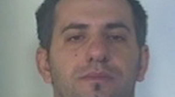 Româncă din Italia, stoarsă de peste 30.000 de euro de un fals polițist sub acoperire 