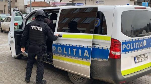 Un șef de la "mascați" anunța interlopii când urmau să fie perchezițiile. A fost reținut 24 de ore 