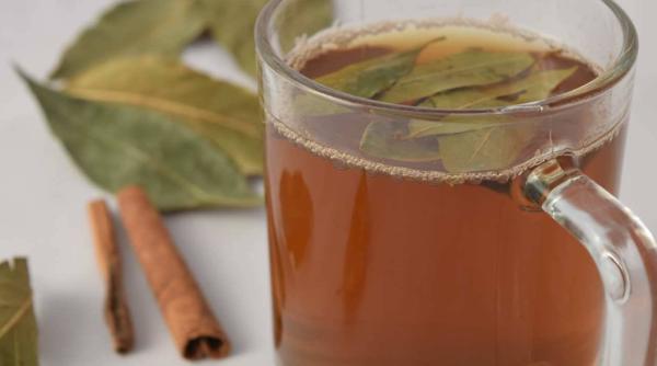 Amestecă foi de dafin cu scorțișoară și toarnă apă fierbinte: Ceaiul minune, care dezumflă burta și accelerează metabolismul