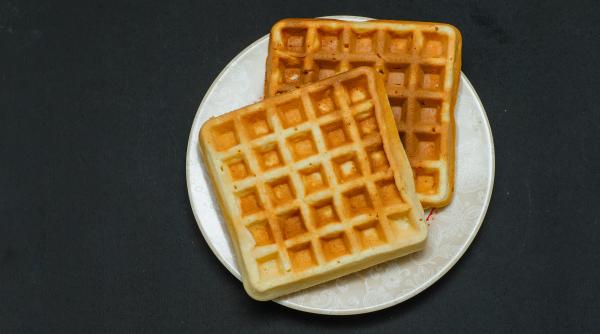 Dacă ai cartofi și lapte, vei da pe spate familia cu aceste gofre. Fă porție dublă!