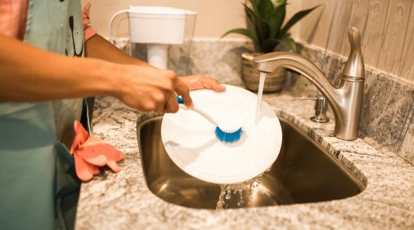 Spală cu ușurință vasele murdare de grăsime, chiar și în apă rece: Cele mai bune soluții și metode, la îndemână pe timp de vară