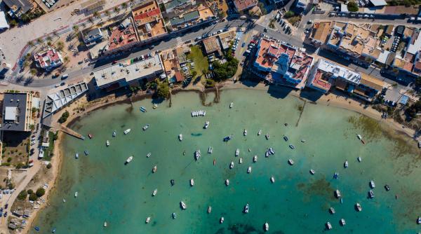 Spania. Când proprietarul nu-i acasă, trei români ocupă o casă de lux din Ibiza ca și când ar fi a lor 