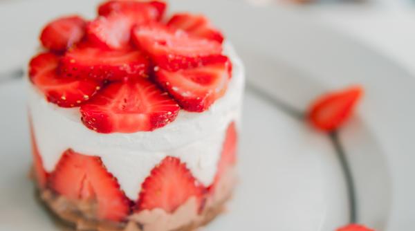 Cheesecake Oreo și căpșune. Vor rămâne mască când o să vadă rezultatul, o să creadă că-i din cofetărie. Rețeta o vei face toată vara