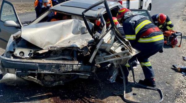 Doi români morți și alți doi răniți, după ce un tir a lovit o autoutilitară, la Bacău