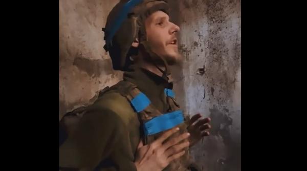 Un soldat ucrainean cântă piesa câștigătoare de la Eurovision 2022, pe sunetul bombelor. Video emoționant