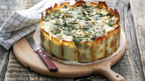 Plăcintă de cartofi cu umplutură de verdeață. Un deliciu primăvăratic, ușor de făcut, care îți va răsfăța toate simțurile