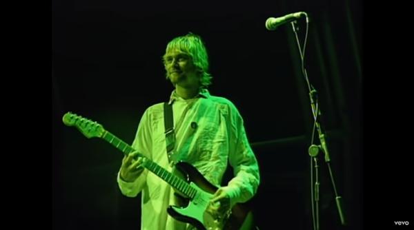 Chitara lui Kurt Cobain din melodia "Smells Like Teen Spirit" licitată cu suma impresionantă de 4,55 milioane de dolari, după un război al licitațiilor