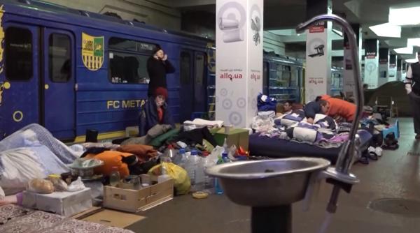 Metroul din Harkov, folosit de mii de oameni ca adăpost în timpul bombardamentelor, se redeschide