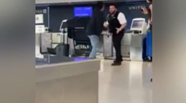 Scandal pe aeroport: Un angajat al United Airlines și un pasager s-au încăierat 