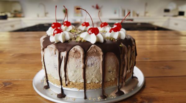 Tort de înghețată italian „Spumoni”. Un desert răcoros perfect pentru zilele toride de vară, care îmbină trei arome divine: fistic, cireșe și ciocolată