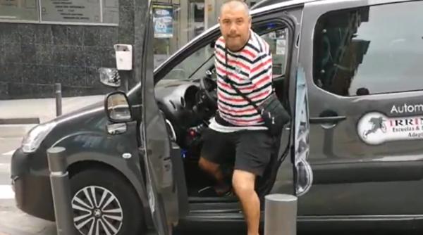 Un român din Spania sfidează imposibilul: Deși are ambele mâini amputate, a obținut permisul de conducere după 10 ani de eforturi
