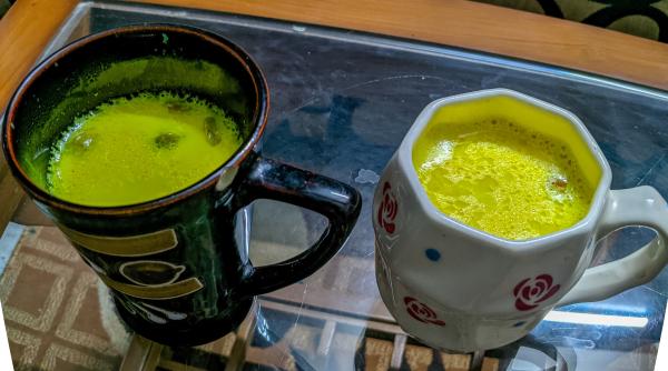 Amestecă turmeric și piper, un ingredient secret fără de care laptele de turmeric este incomplet. Care sunt beneficiile miraculoase ale băuturii