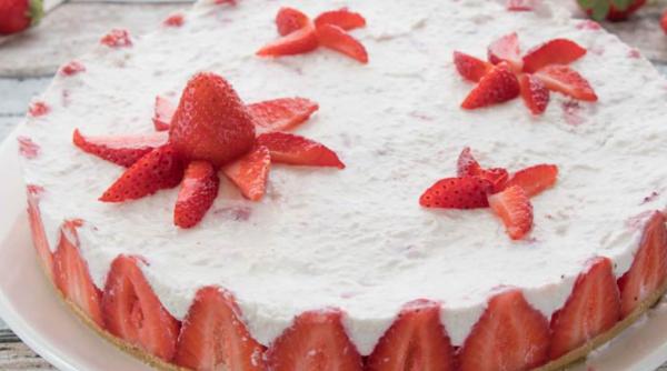 Cheesecake cu cocos și căpșuni, senzația oricărei mese: are un gust delicios și arată spectaculos