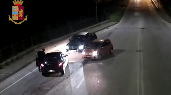 Italia. Fotbalist român, blocat pe stradă, forțat să se dezbrace și atacat de fanii echipei la care joacă - VIDEO