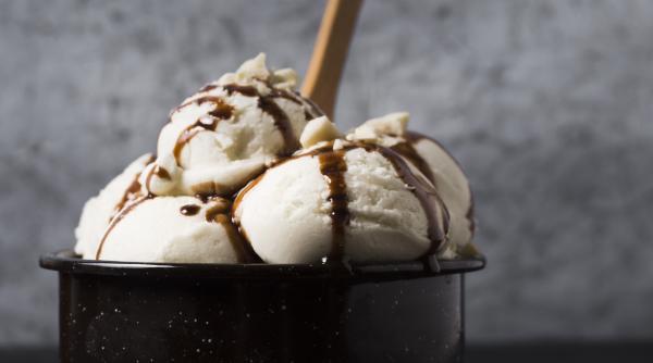 Nu cheltui nici bani, nici timp! Înghețată cremoasă de casă din doar două ingrediente