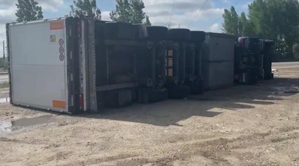 Furtunile lovesc năpraznic România. TIR-uri aflate în mers, luate pe sus de vânt. Șoferi români, blocați în cabine