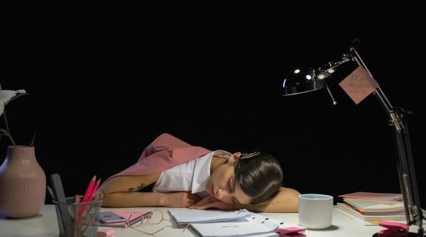 Horoscop special. Obsedați de muncă: Zodiile care muncesc până la epuizare și care au nevoie de un cutremur să se gândească la ele