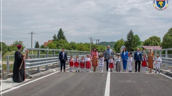 Mai rău ca-n comunism: Elevi scoşi în costume populare la inaugurarea unui pod 