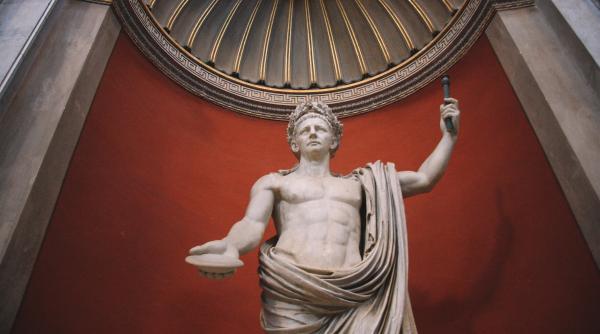 O monedă rară realizată pentru a sărbători asasinarea liderului roman, Iulius Cezar, ar putea ajunge până la 1,5 milioane de lire sterline la licitație