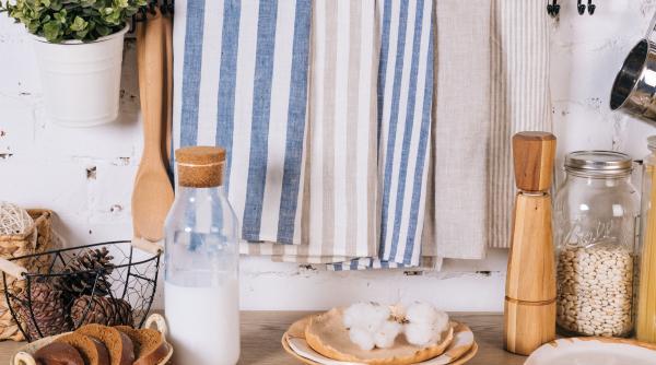 Scapă prosoapele de bucătărie de petele grăsime și mirosuri: Trucuri care te vor ajuta să faci murdăria să dispară ca prin magie