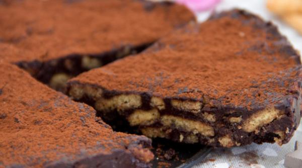 Tort de biscuiți fără coacere. Îți trebuie doar 4 ingrediente, iar rezultatul e garantat