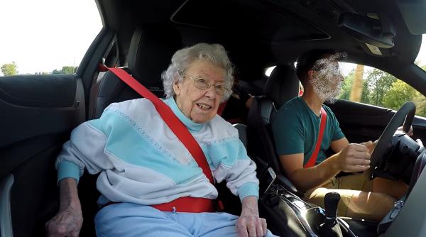 Vânătoare de hoț „neîndemânatic" la Roma. A furat o mașină cu tot cu bătrâna care era în ea