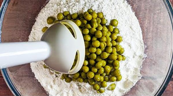 Amestecă mazăre cu făină și obții o ruladă super fină. Vei fi surprins de rezultatul obținut! Cină rapidă cu numai 60 de calorii