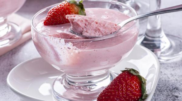 Spumă de căpșune - gustul minunat al copilăriei. E desertul "la pahar" perfect 