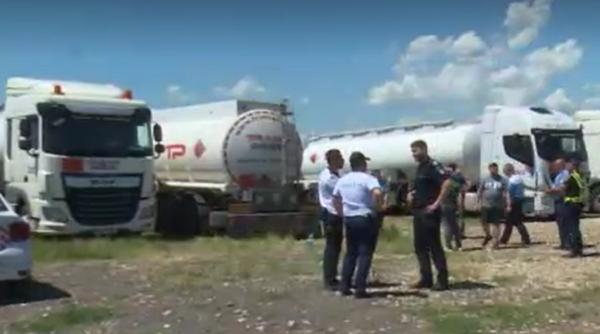 Zeci de şoferi români de cisterne au furat combustibil. Îl vindeau mai departe la preţuri mai mici faţă de cele din benzinării