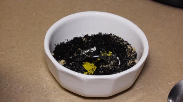 Amestecă miere de albine cu ulei de măsline și cafea. Trucul de milioane care face cât cele mai scumpe ședințe la dermatolog