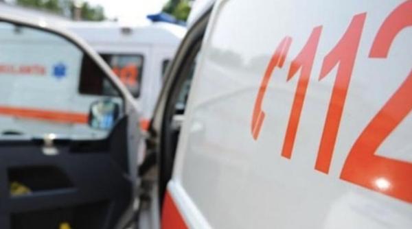 Trei români râniți, după ce microbuzul în care se aflu a intrat într-un stâlp