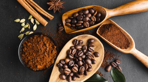 A pus scorțișoară într-o ceașcă de zaț cu cafea. Un truc fantastic de ieftin cu efecte miraculoase