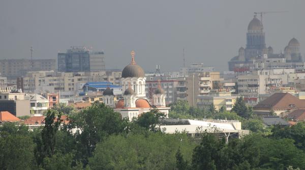 Furtună în Capitală. Cod roșu de vijelii, ploi torențiale și grindină în București