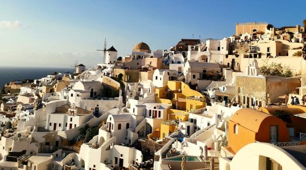 MAE: Aproximativ 1,4 milioane de români vor merge, în această vară, în Grecia