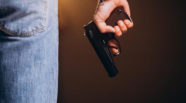 Român încătușat pe Aeroportul Timișoara după ce s-a plimbat cu un pistol la brâu pe sub ochii pasagerilor