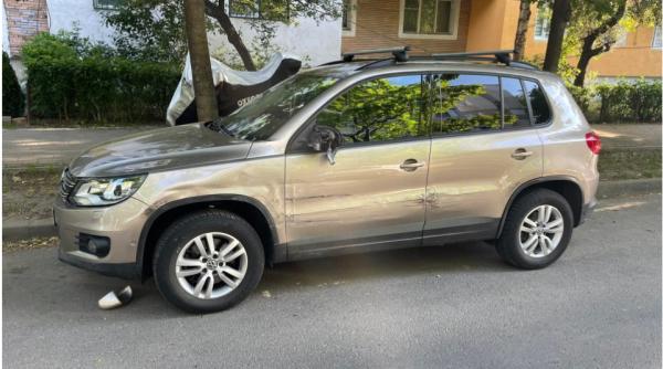 Un șofer român a lovit trei mașini, în timp ce transmitea live pe Facebook. "Dă-i înainte tare și nu te mai uita în spate" (VIDEO)