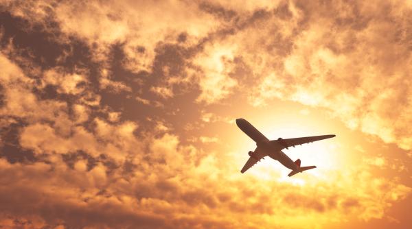 Zboruri întârziate pe Otopeni, din cauza furtunii. Un avion cu români din Italia a aterizat la Sibiu