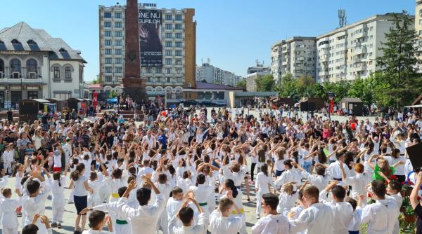 Ziua copilului se sărbătorește peste tot: Peste 2.000 de copii au participat la un flashmob, la Focşani, pentru a stabili un nou record mondial