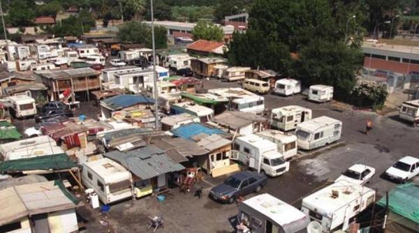 Italia oferă 10.000 de euro fiecărui rom care pleacă din taberele de nomazi - "Bonus Casa"