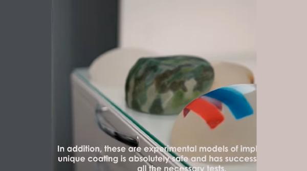 Un chirurg plastician rus oferă femeilor implanturi mamare "patriotice" cu designul steagului țării