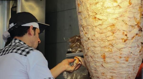  Un deputat finlandez cere boicotarea kebaburilor turcești pentru că Turcia a refuzat aderarea Finlandei la NATO