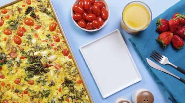 Frittata la tavă cu legume sau „omleta pizza”. Te vei îndrăgosti instant de brânza care ți se topește în gură