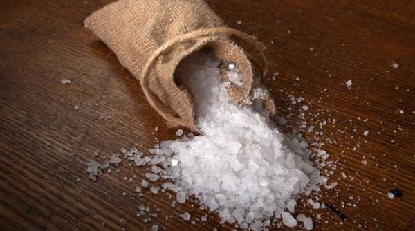 Pune un săculeț de sare în mașina de spălat: Trucul care te ajută să scoți hainele curate, fără niciun efort