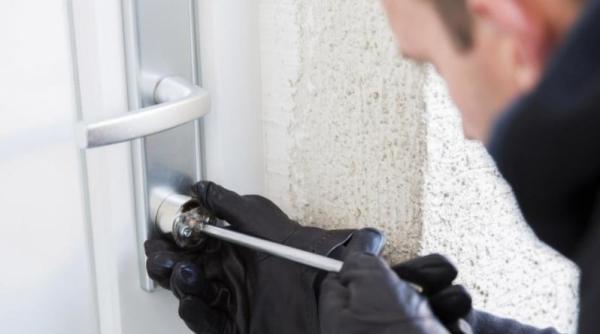 Tânăr român, condamnat în Belgia după un furt într-un magazin hi-tech: A furat opt laptopuri și 14 telefoane mobile